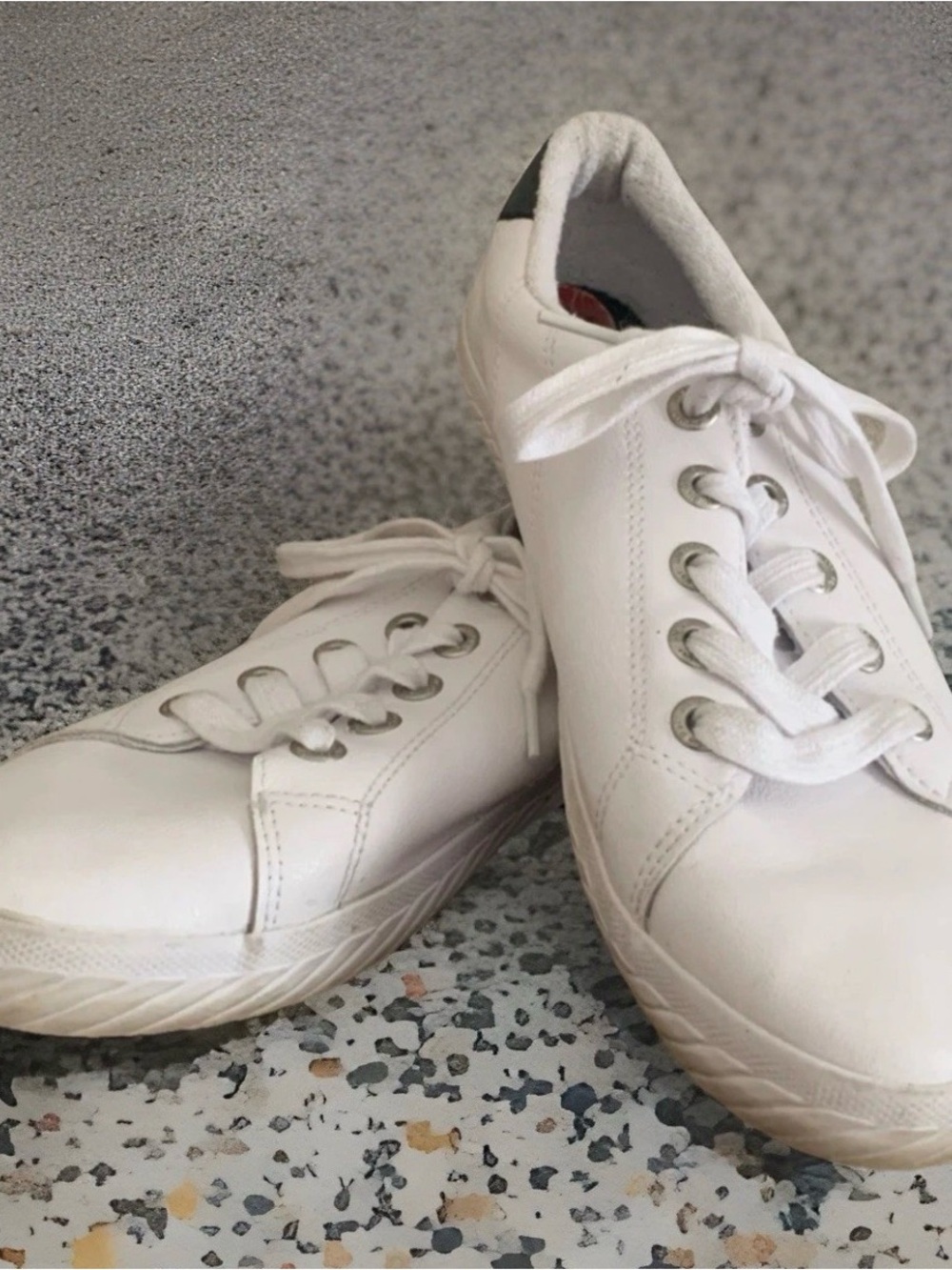 Blu Dor leather tennis shoes White Casual leather Sneakers Women’s size 10